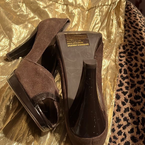 Brown suede, brown patent trim - Picture 4 of 8